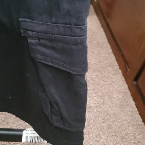 Burnside Mens black cargo shorts. - Picture 3 of 5